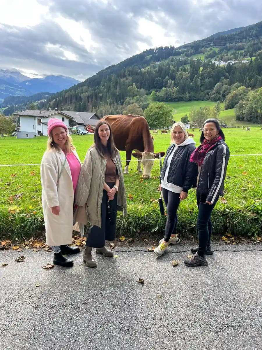 Teilnehmer eines Resilienztrainings bei Jooles während einer Pause im Zillertal mit Blick auf die Natur