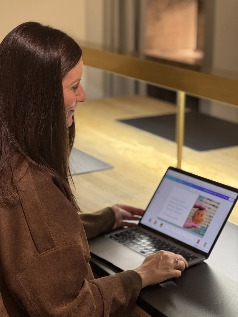 Sonja Albrech gibt ein Online Resilienztraining für Führungskräfte und blickt auf ihren Laptop