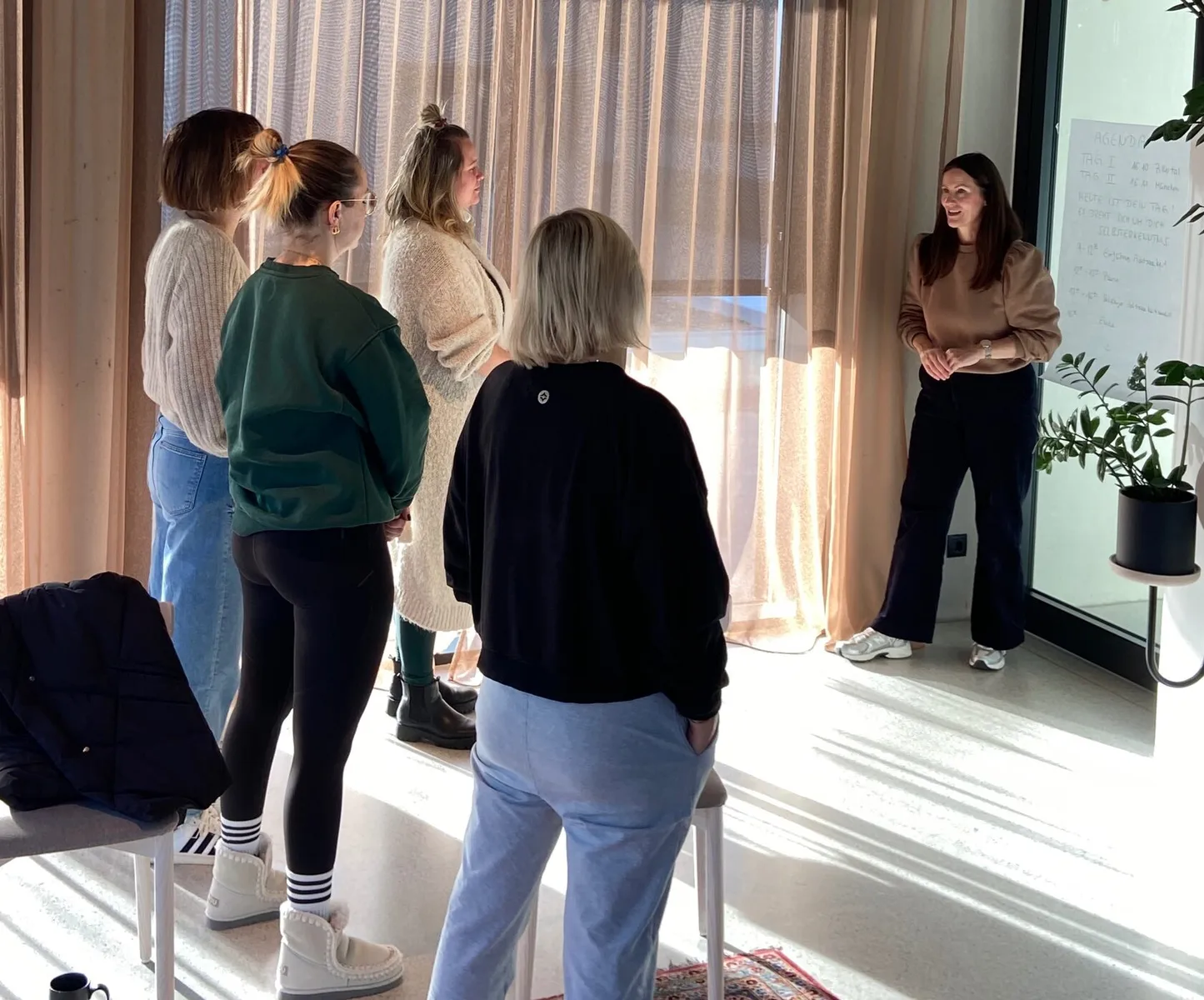 Sonja Albrech erklärt Inhalte im Resilienztraining vor einer Gruppe von Teilnehmerinnen